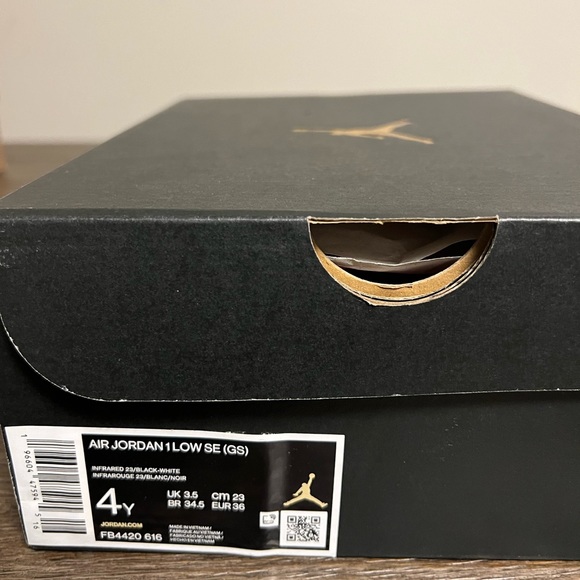 Big Kids Jordan 1 Low SE - Infrared 23 / Black/White - Picture 3 of 3